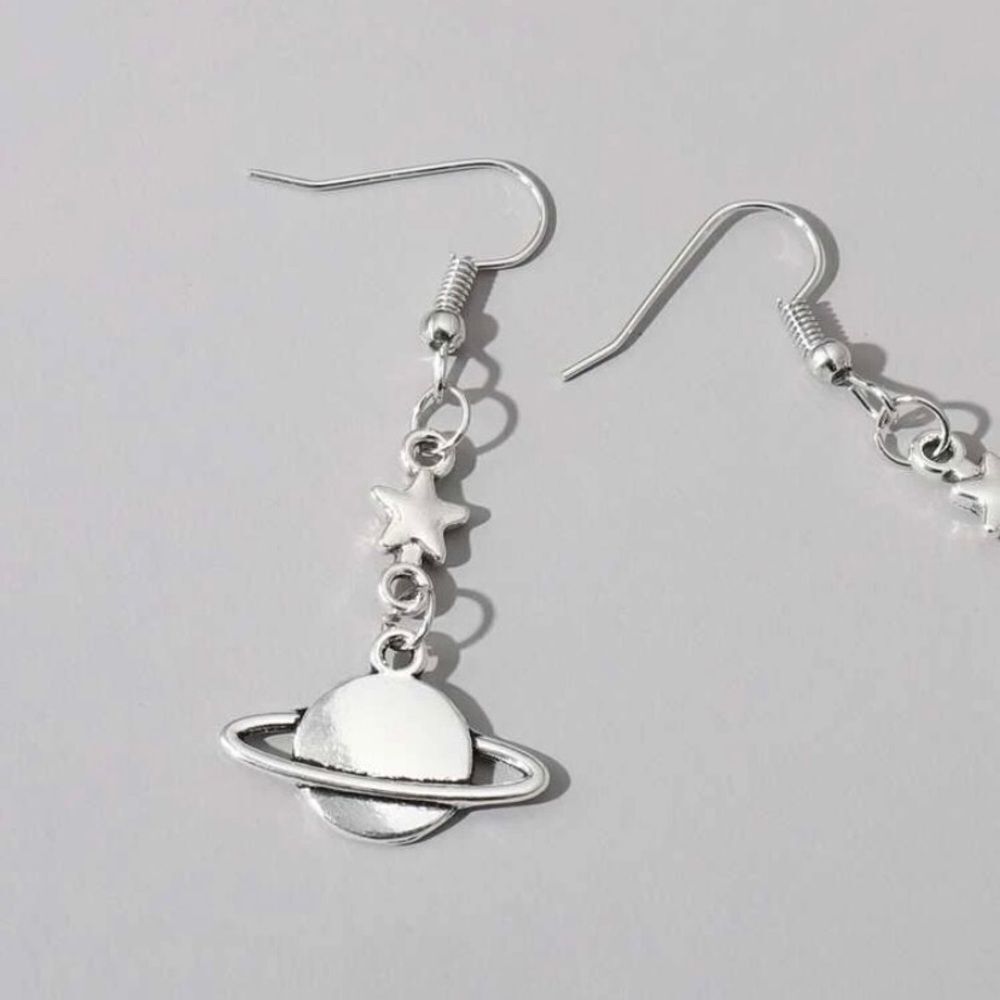 Pair of silver planet drop earrings, dangle, star, cute, space lover - Picture 2 of 3